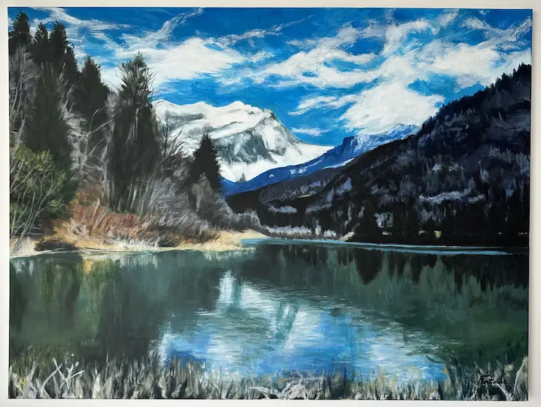 Peinture d'un lac calme reflétant des montagnes enneigées sous un ciel bleu nuageux.