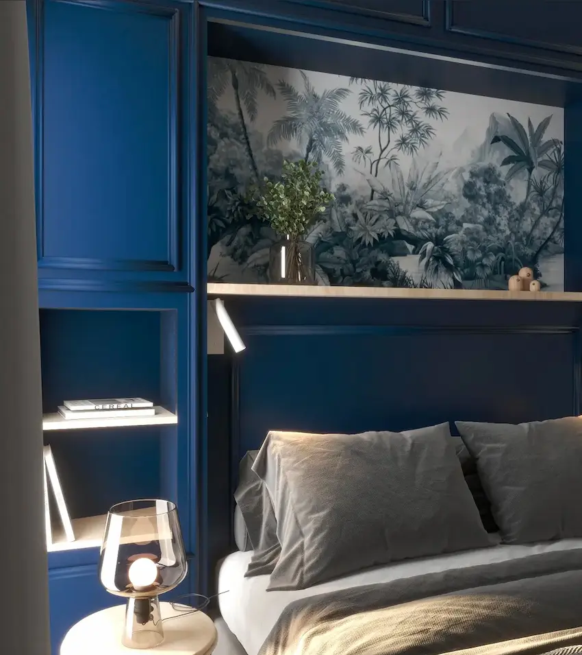Chambre avec mur bleu, lit gris, lampe moderne et tableau de plantes tropicales.