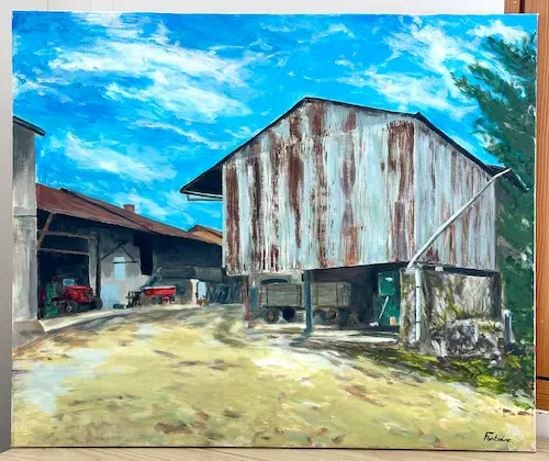 Peinture d'une grange rouillée près de tracteurs rouges sous un ciel bleu nuageux.