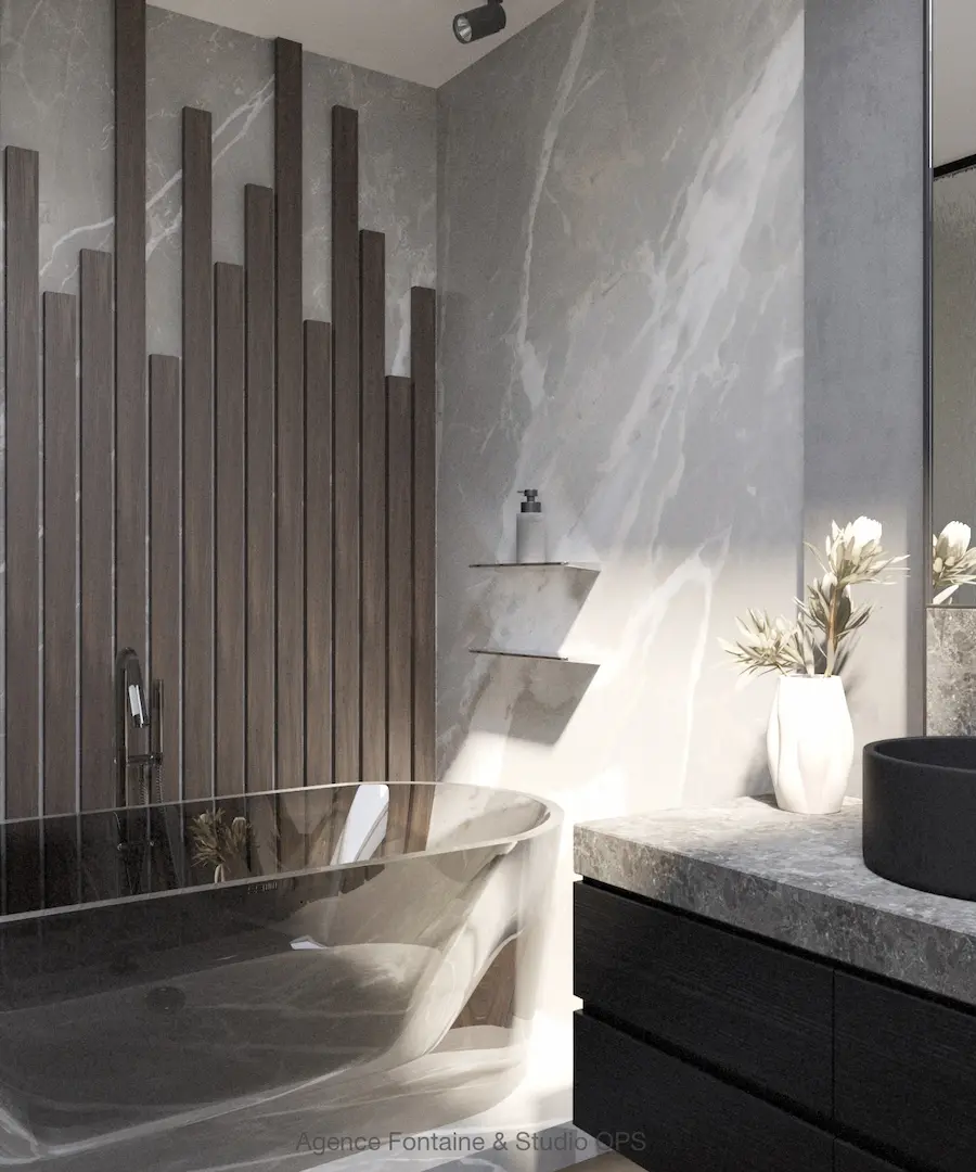 Salle de bain moderne avec baignoire transparente, mur en bois et lavabo noir sur comptoir en pierre.