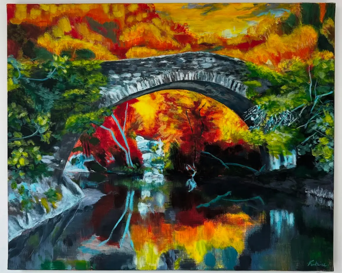 Peinture d'un pont de pierre au-dessus d'une rivière avec arbres aux feuilles rouges, jaunes et vertes.
