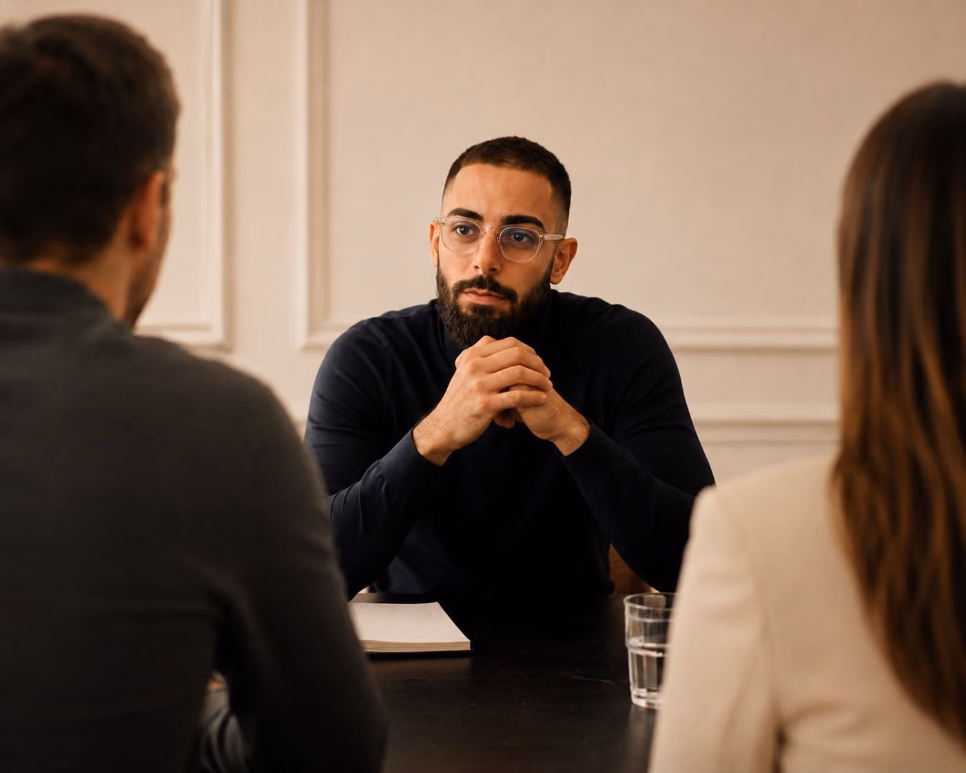Younes Zelmat Team in einer Vertriebsbesprechung an einem Konferenztisch