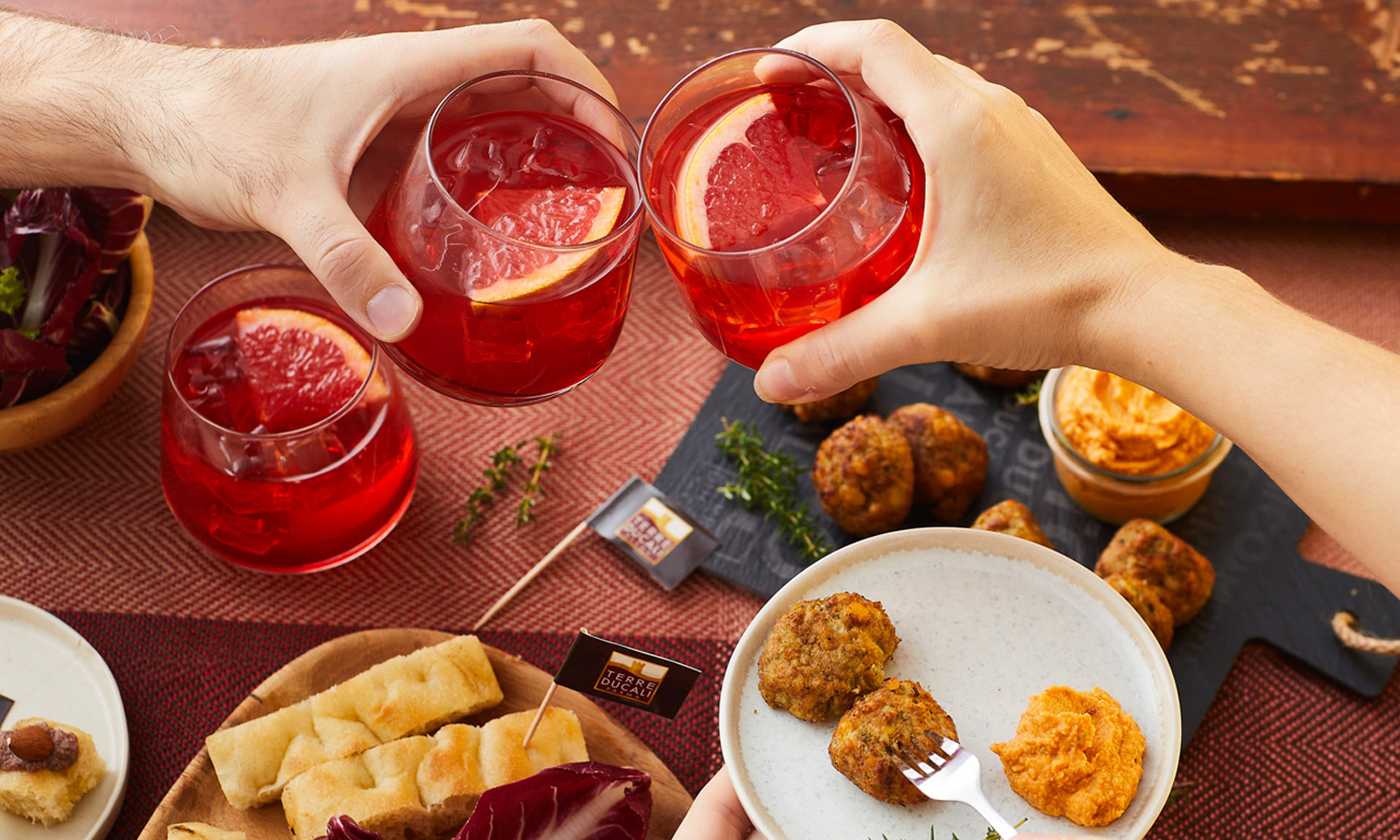 AperiTiamo tra amici: sapori decisi, chiacchiere sincere