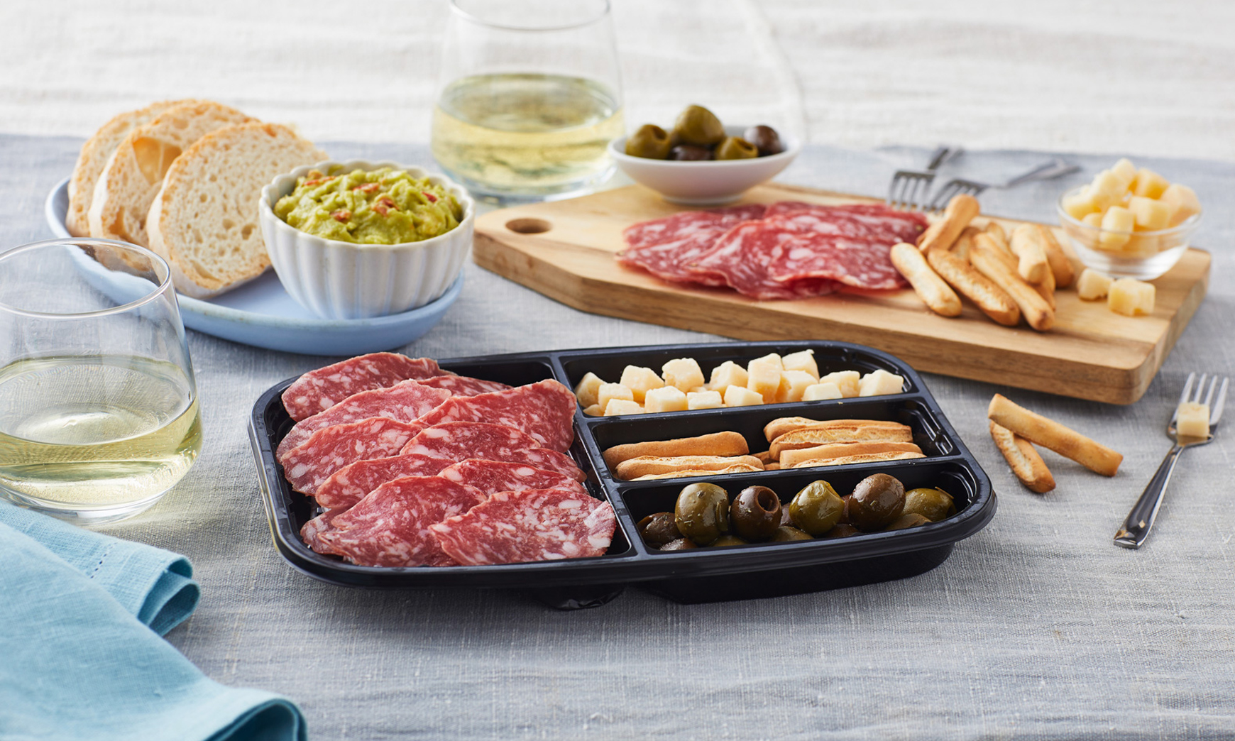AperiTiamo come vuole la tradizione: il salame.
