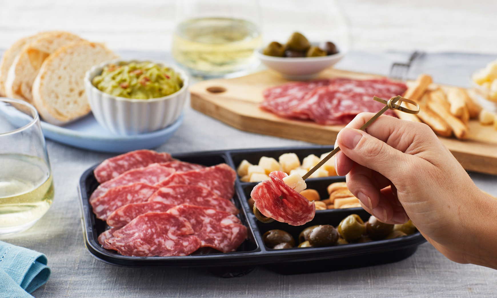 AperiTiamo come vuole la tradizione: il salame.