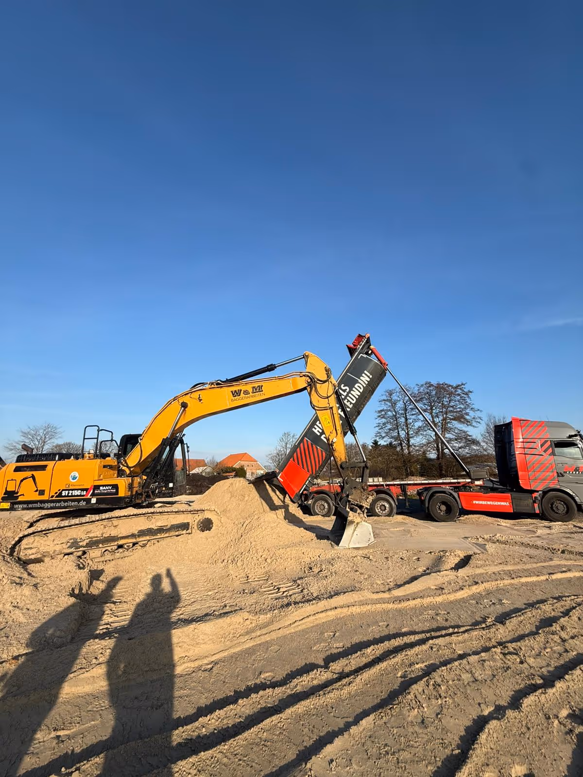 Kettenbagger bei Tiefbauarbeiten in Ostfriesland