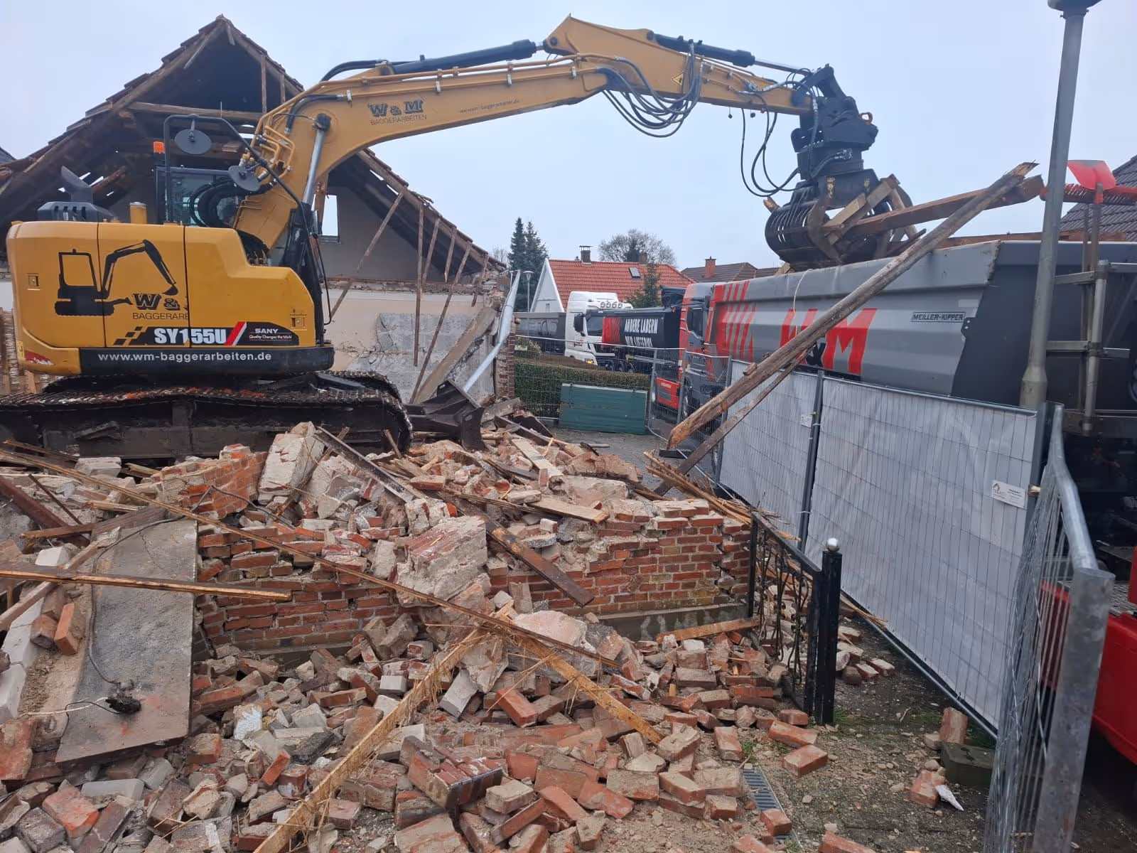 Abbruchbagger bei Gebäudeabriss in Ostfriesland