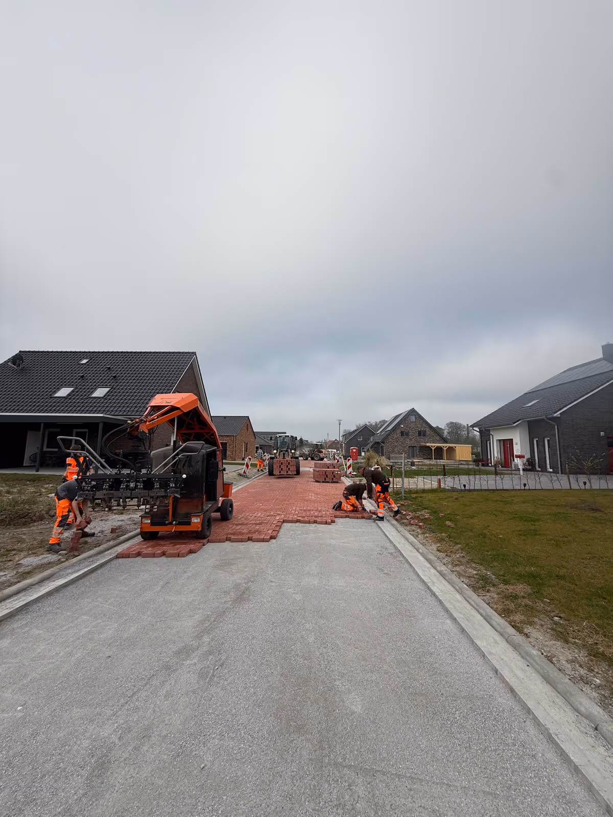 Fertige Pflasterfläche an Brückenbauwerk