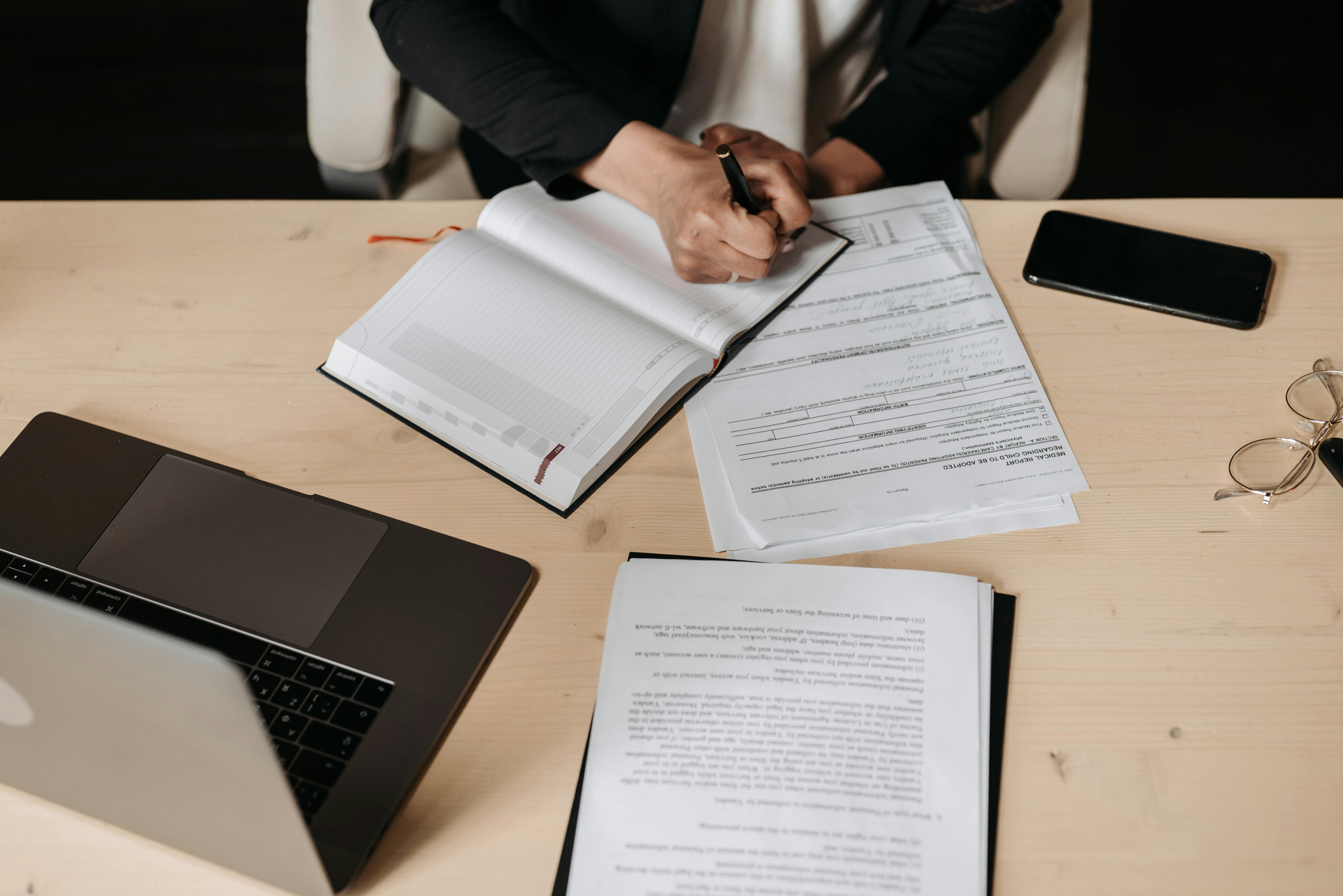 Datos obligatorios para hacer una factura en España: guía completa para autónomos