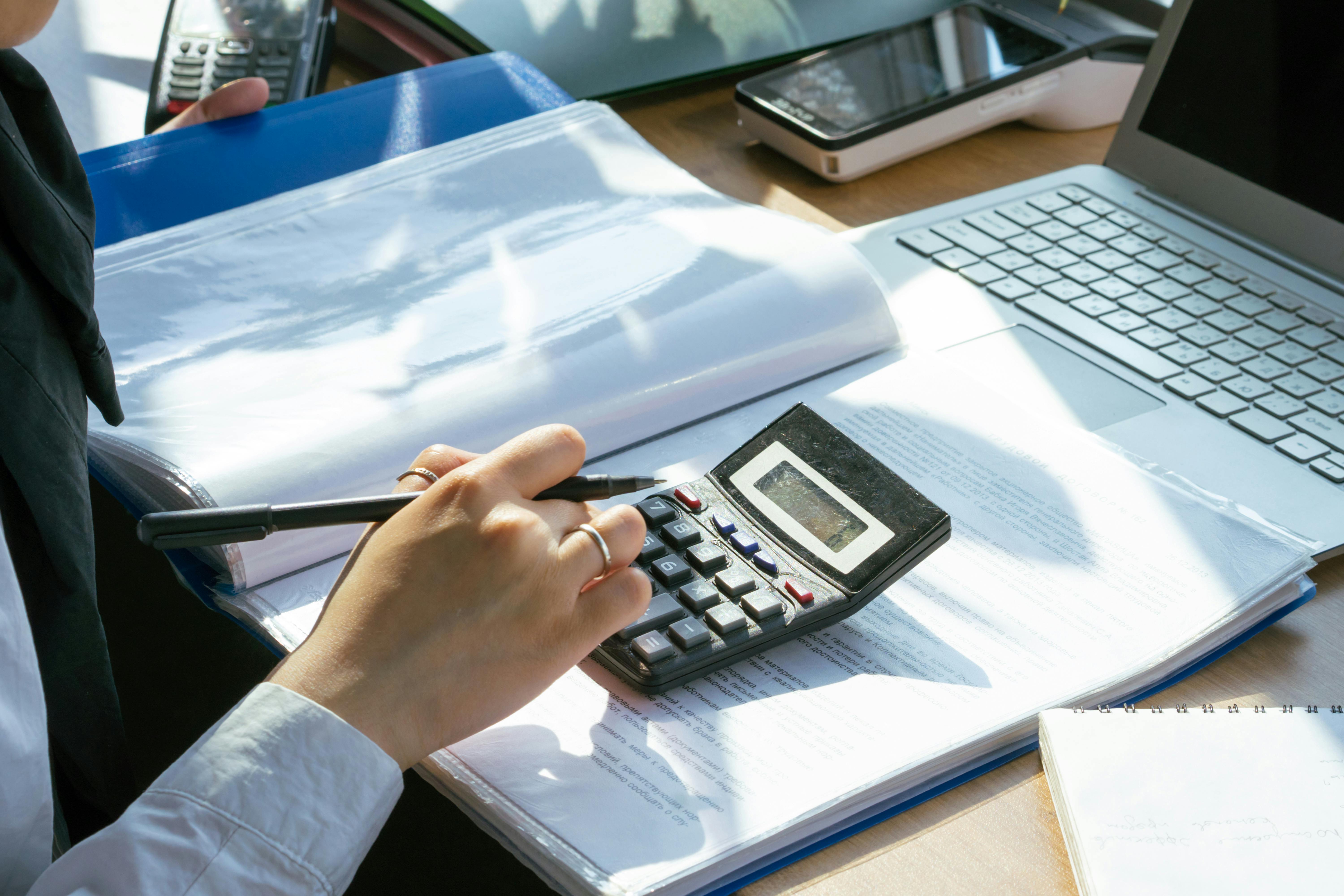 Cómo hacer una factura: guía paso a paso para autónomos y pymes en España