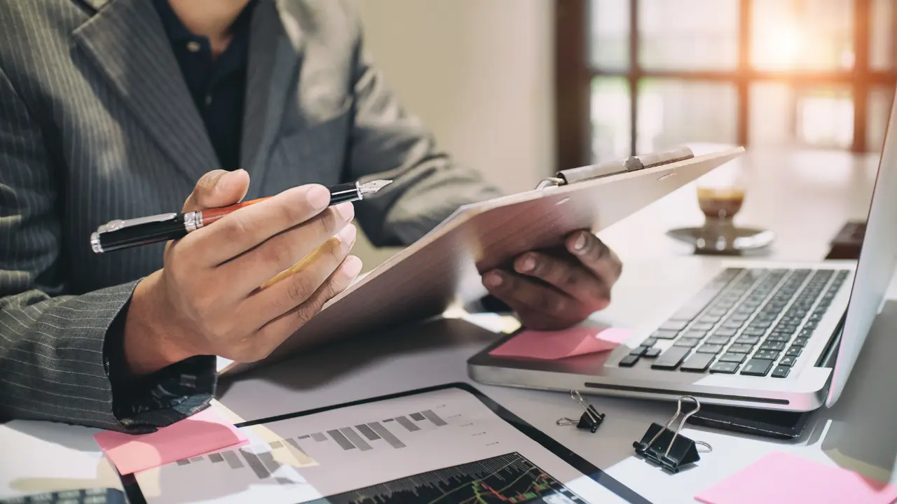 Un entrepreneur analyse un audit financier