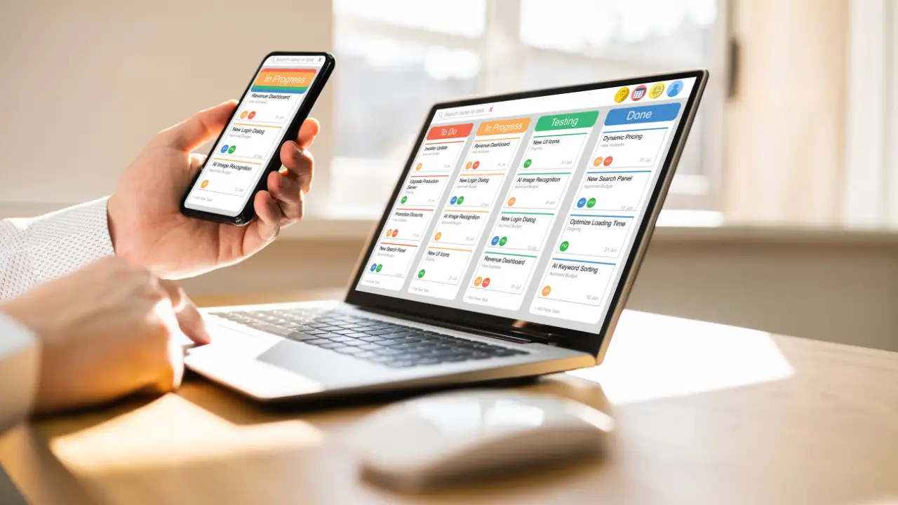 un ordinateur et un portable, utilisés pour faire un audit financier