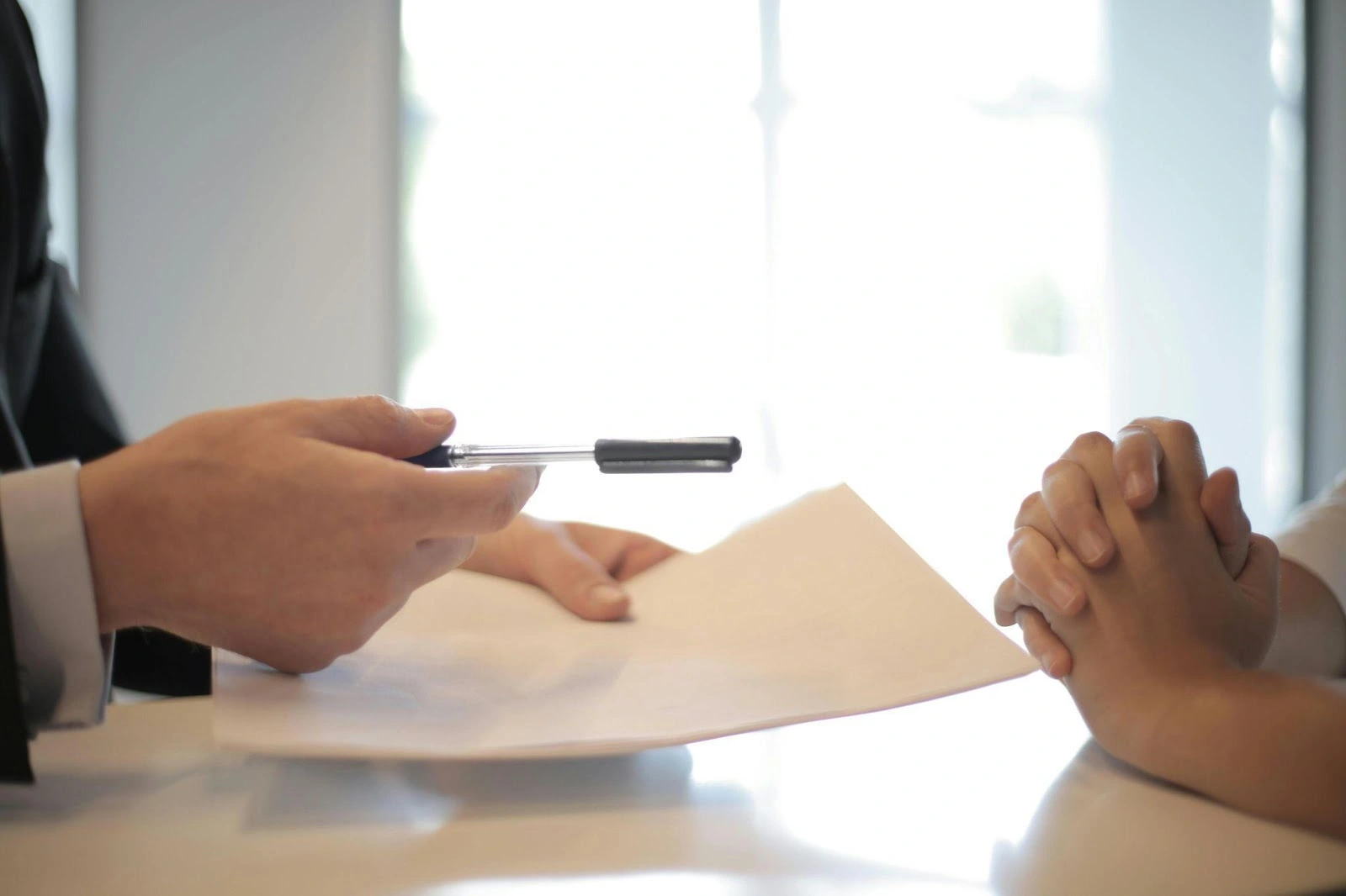 Un homme qui demande à une personne des signer un document - mode de financement entreprise