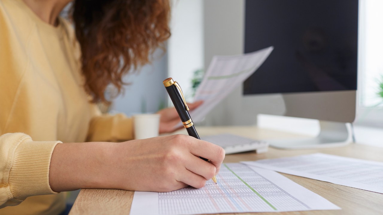 entrepreneur réalisant un bilan financier