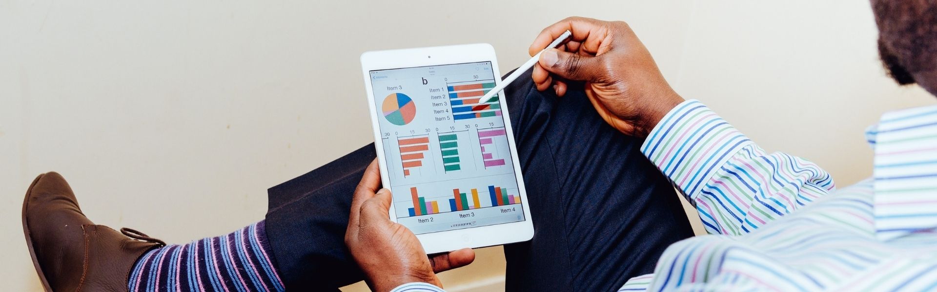 Image illustrant un dirigeant tenant une tablette affichant un tableau de bord.