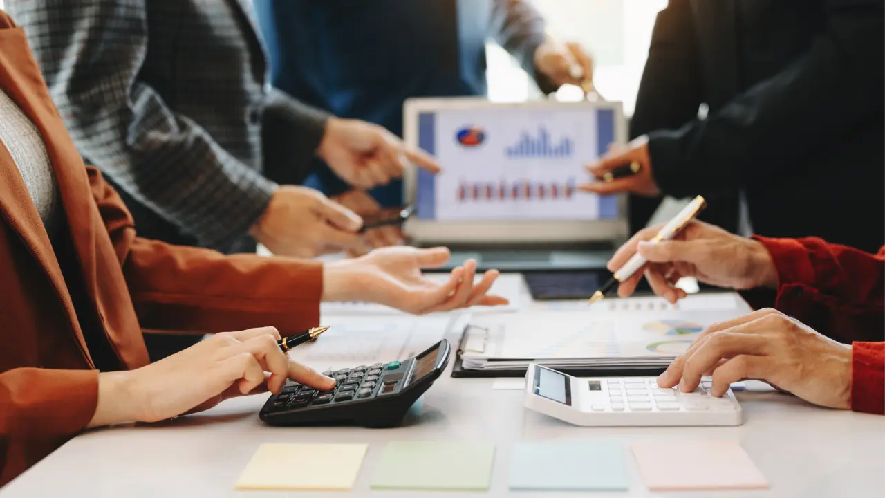 Équipe de startup en train d’analyser les chiffres du compte d’exploitation prévisionnel
