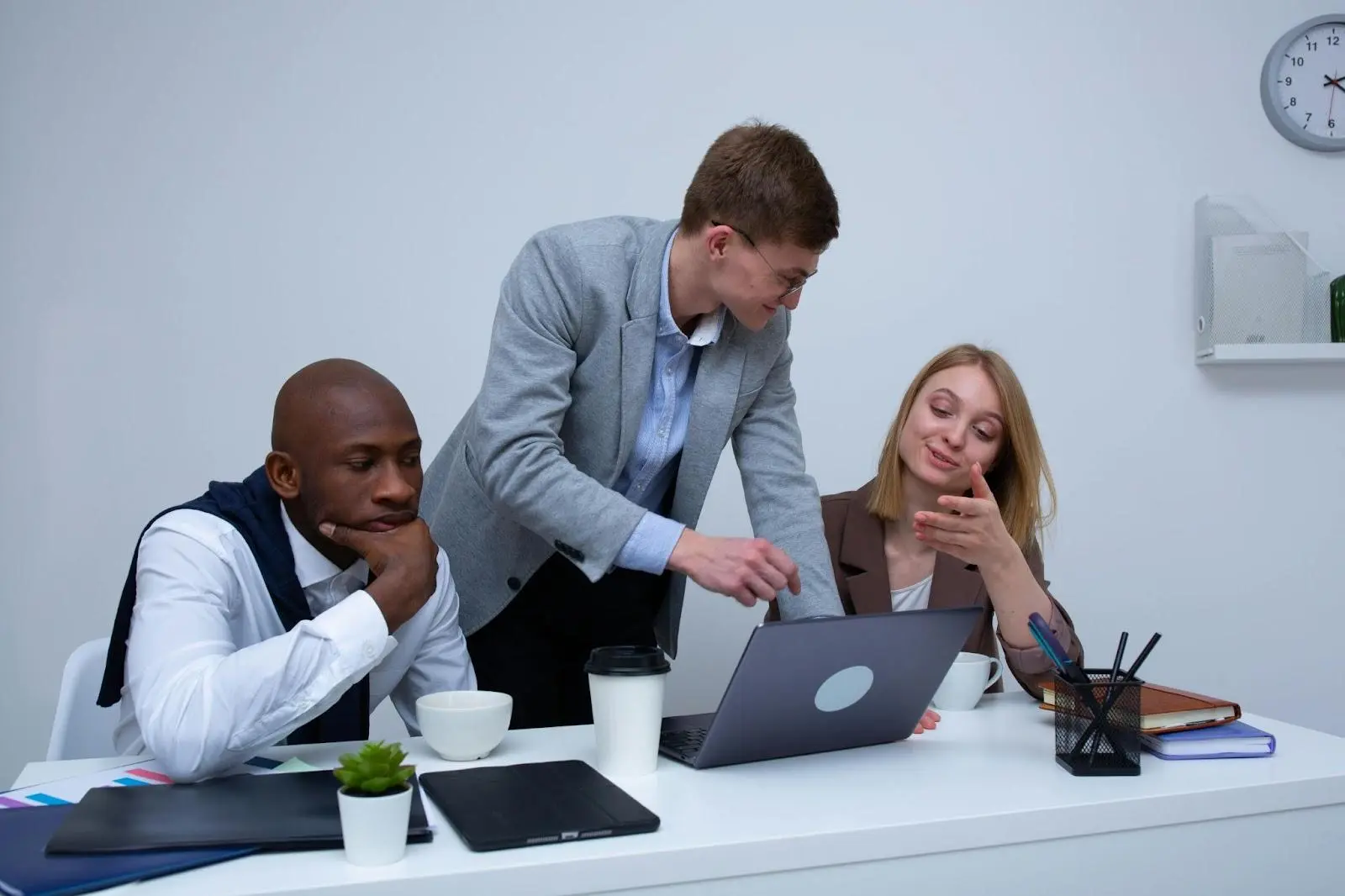 équipe d’une entreprise en train de réaliser la planification budgétaire de leur entreprise. Convention de trésorerie intragroupe.