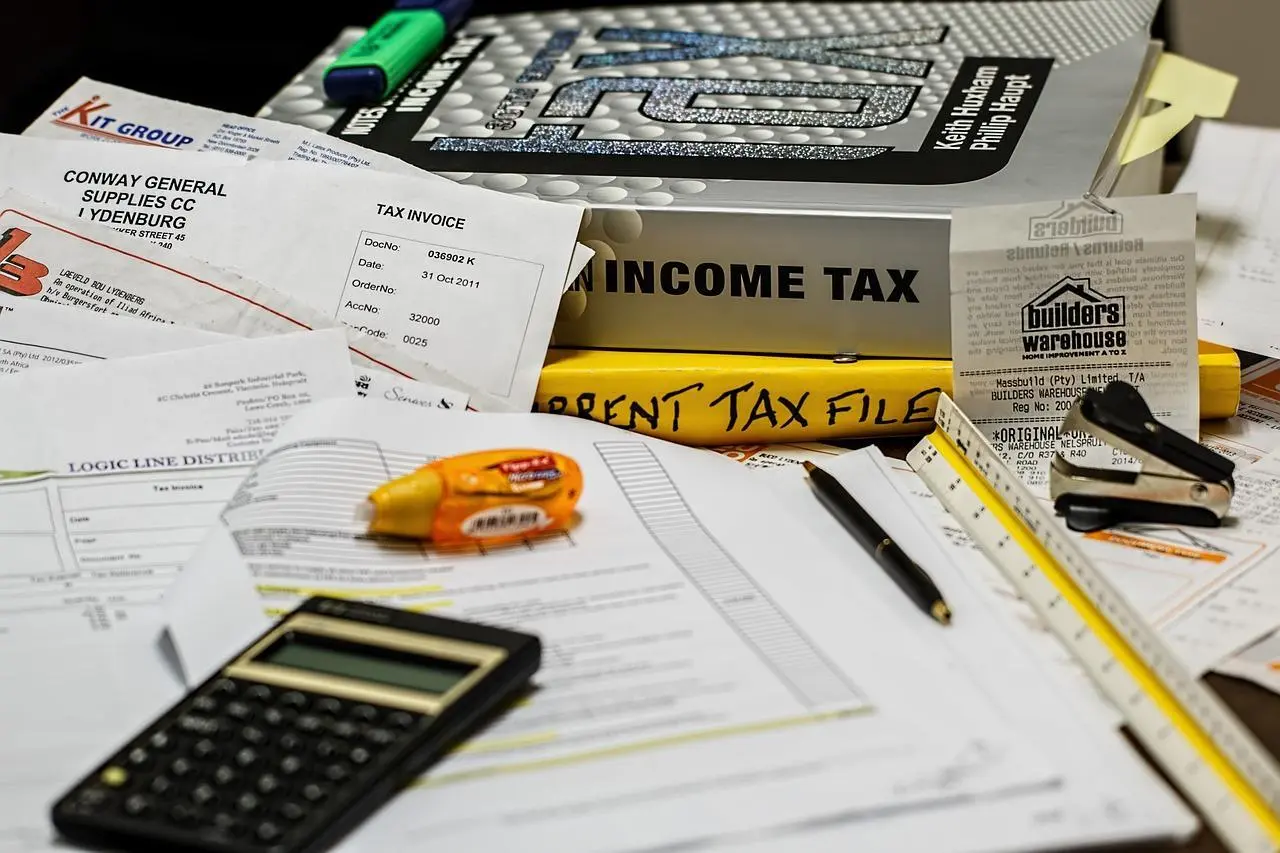 Une calculatrice, des livres sur les impôts, une règle - recouvrement des créances client