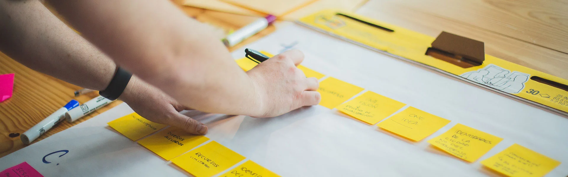 Image illustrant un dirigeant élaborant son business plan en notant les idées sur des post-it