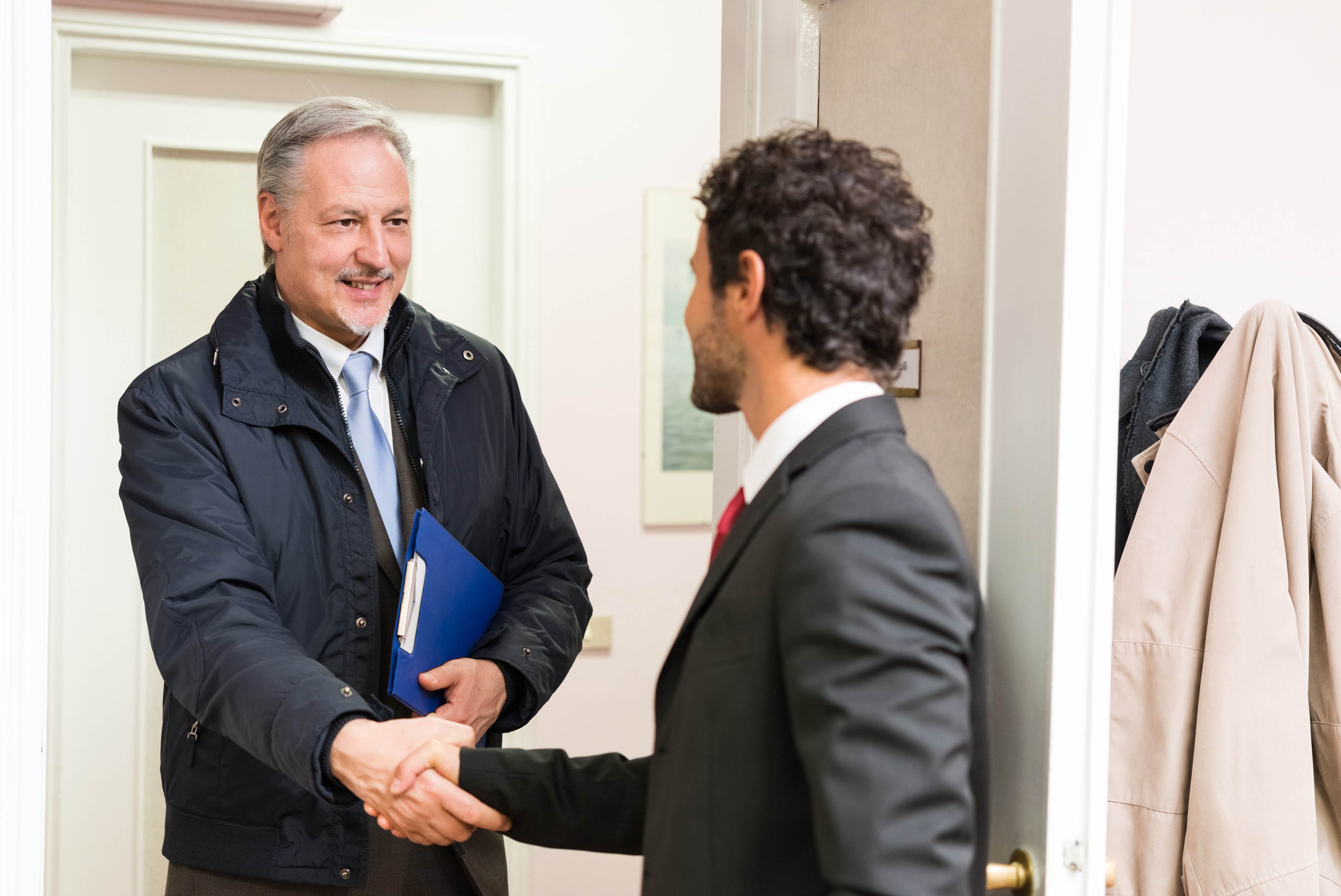 Une image illustrant un fournisseur et son client en train de se serrer la main après la conclusion d'un accord