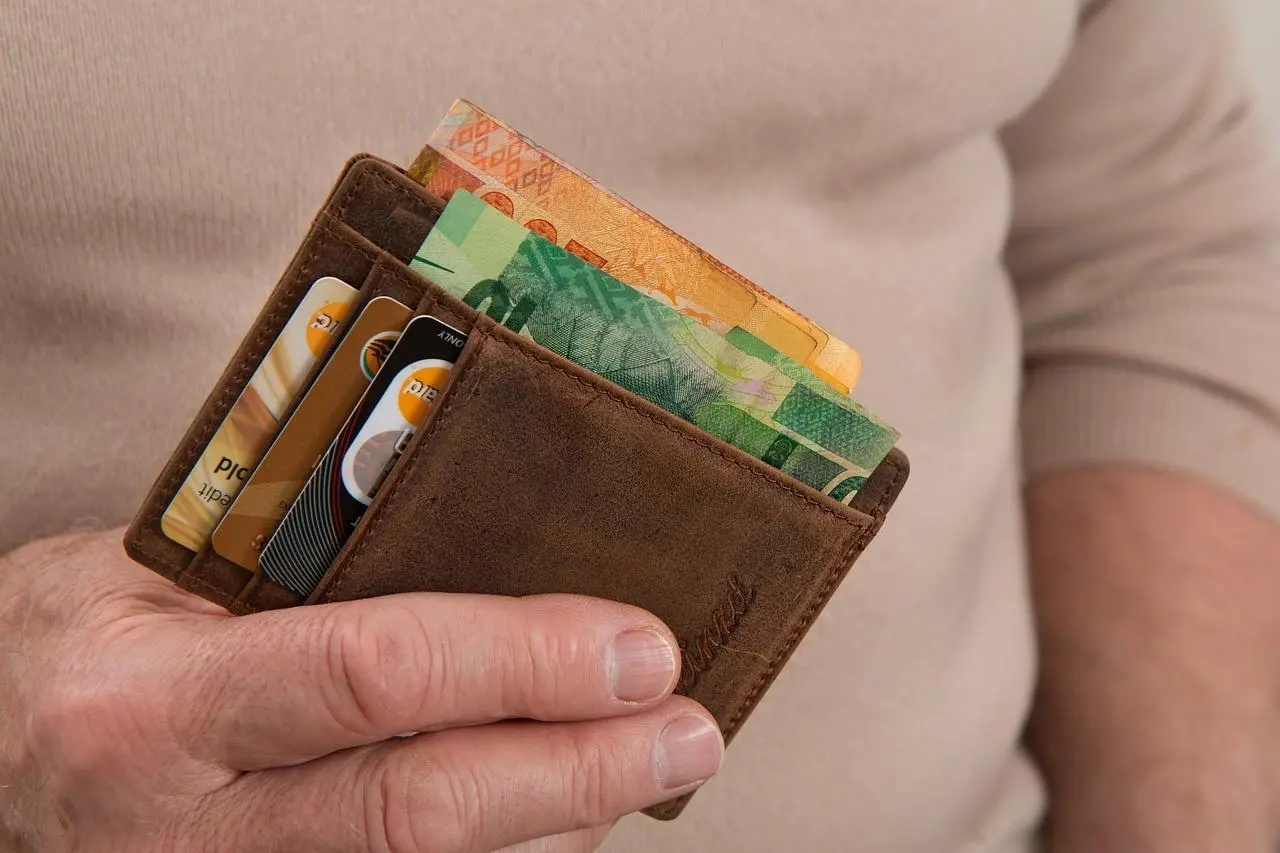 Un portefeuille avec différentes cartes et billet - facturation électronique obligatoire