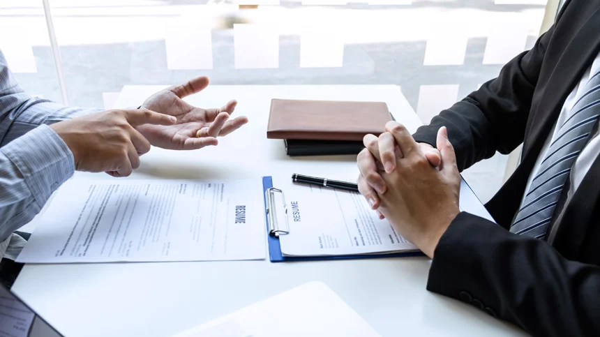 Une image représentant deux hommes assis face à face, en train de discuter des méthodes de financement