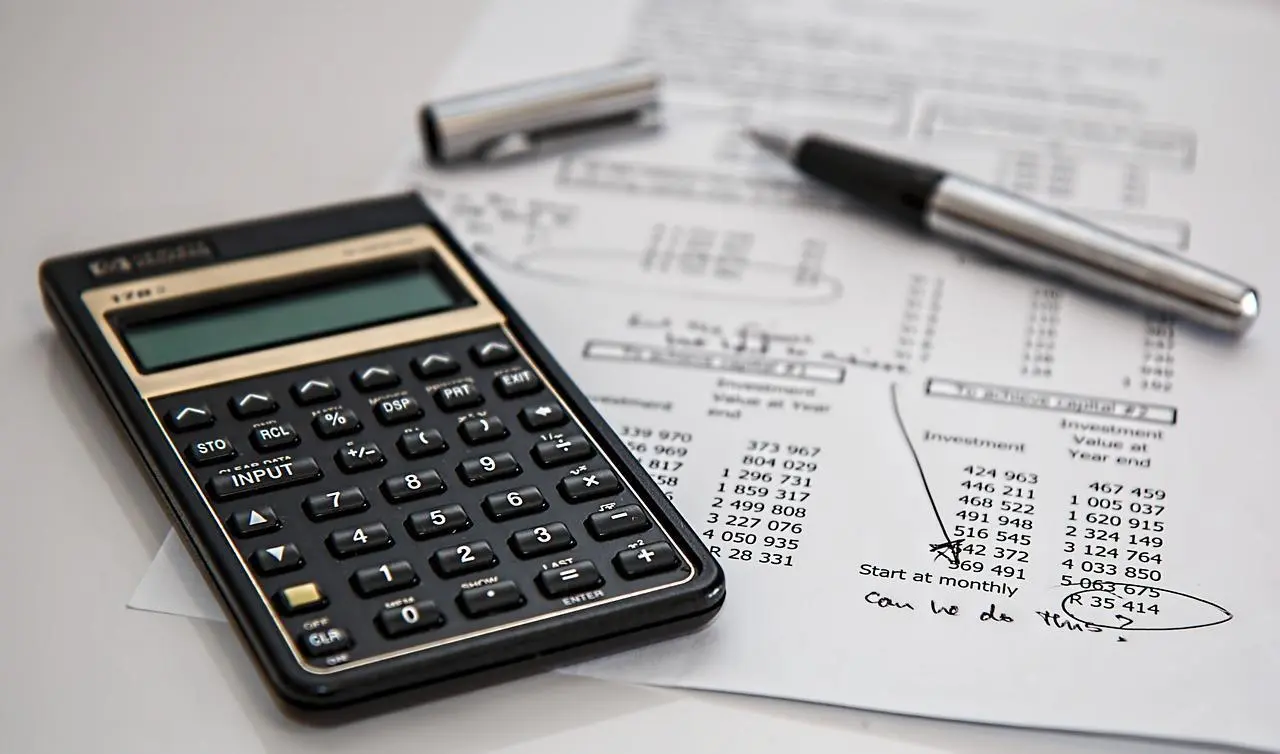 un stylo plume, une calculatrice et des documents fiscaux - financement trésorerie