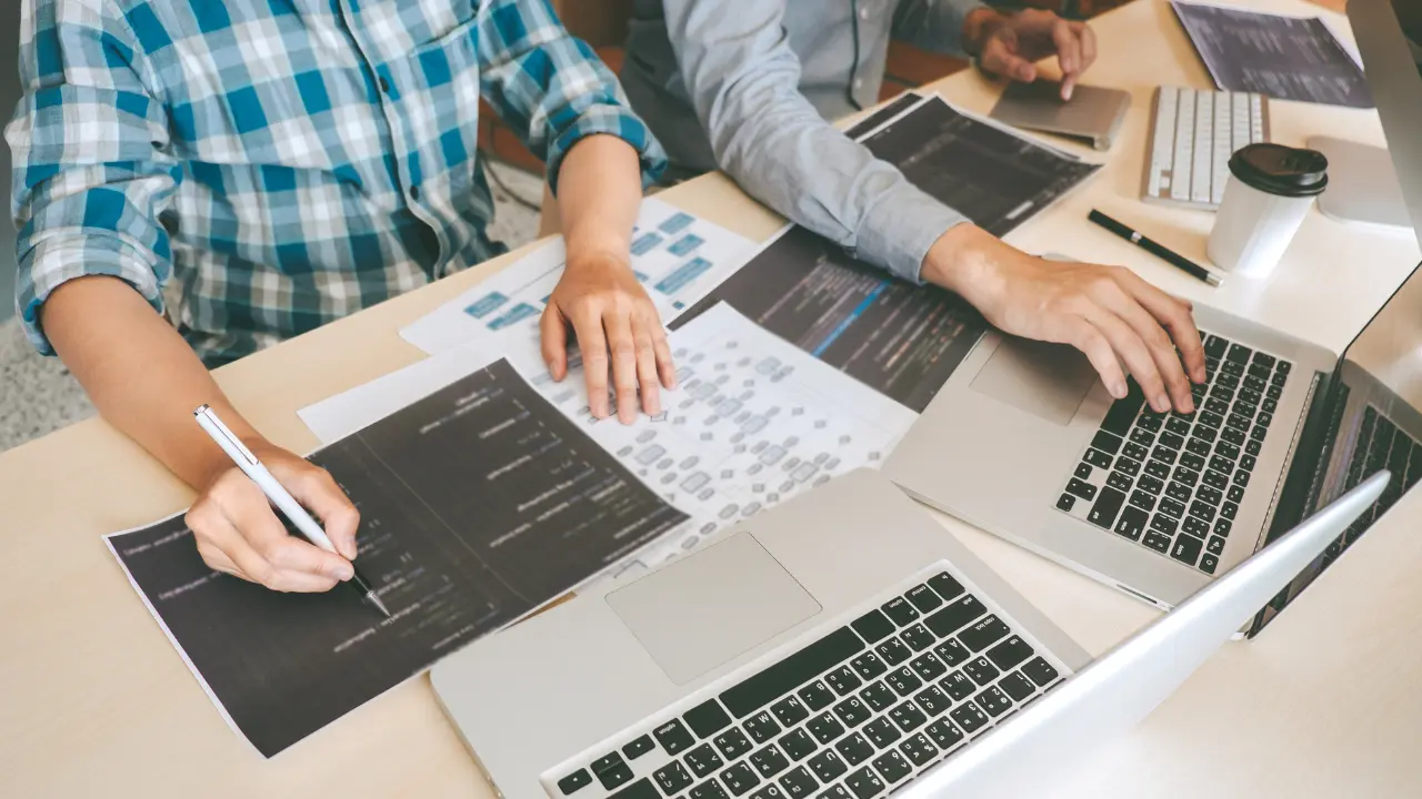 Une équipe en train de collaborer sur un logiciel prévisionnel. L’une des fonctionnalités clés d’un logiciel prévisionnel : la collaboration en équipe.