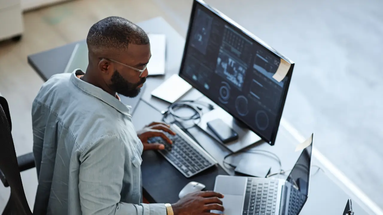 Un employé travaillant au service qualité de son entreprise saas. Logiciel prévisionnel.