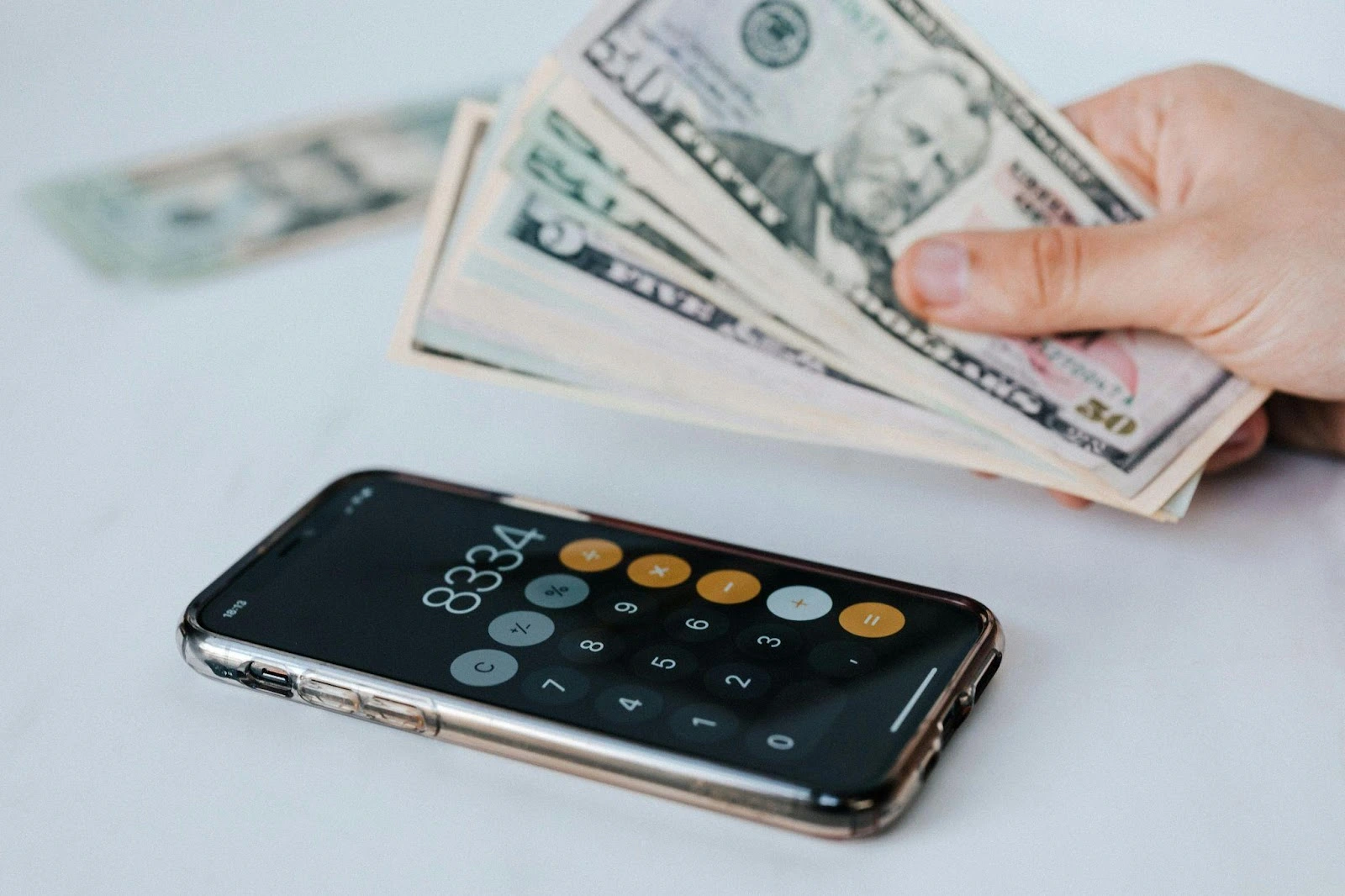 Des billets et l’application calculatrice d’un téléphone portable - mode de financement entreprise