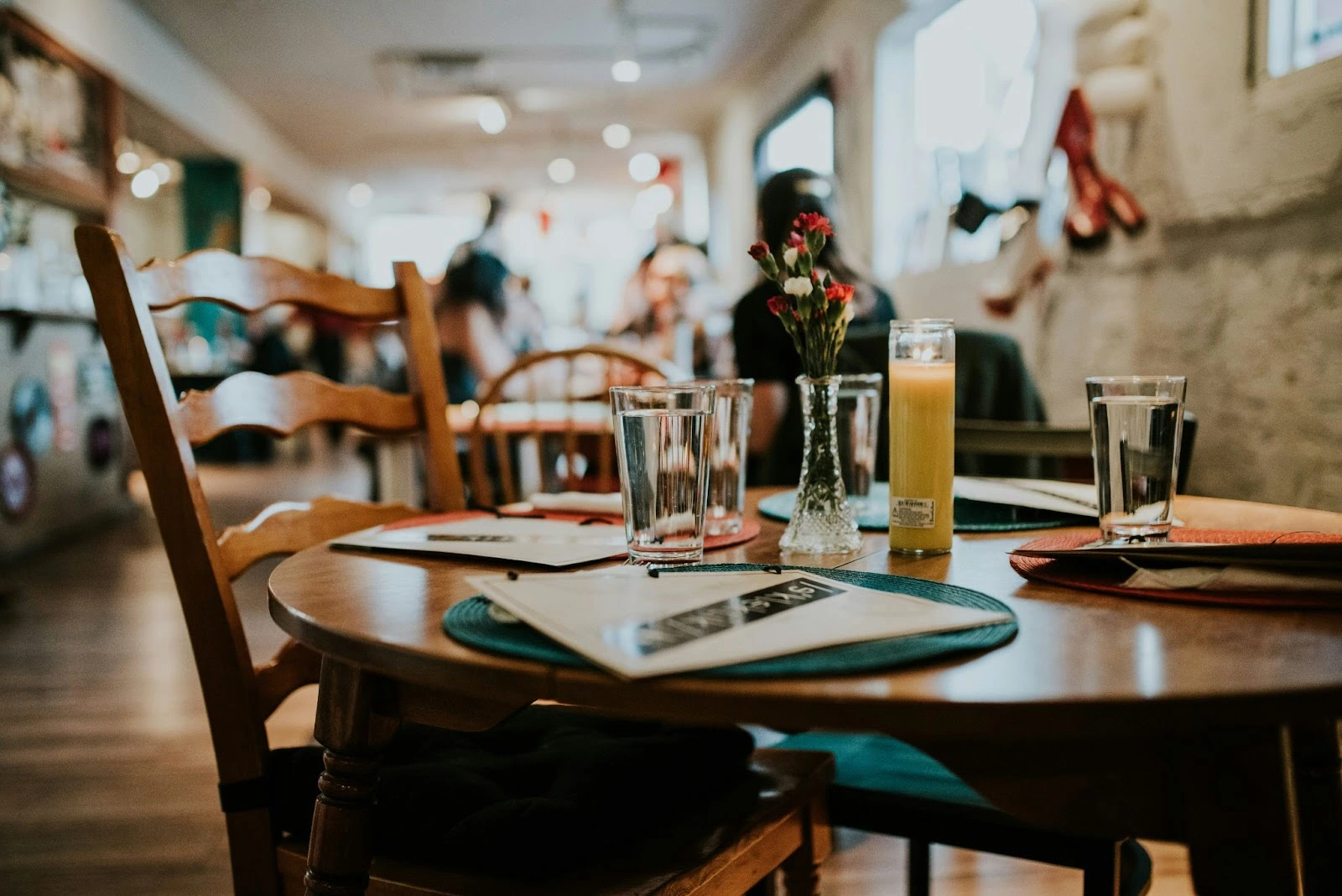 une table dressée au sein d’un restaurant branché - prévisionnel restaurant