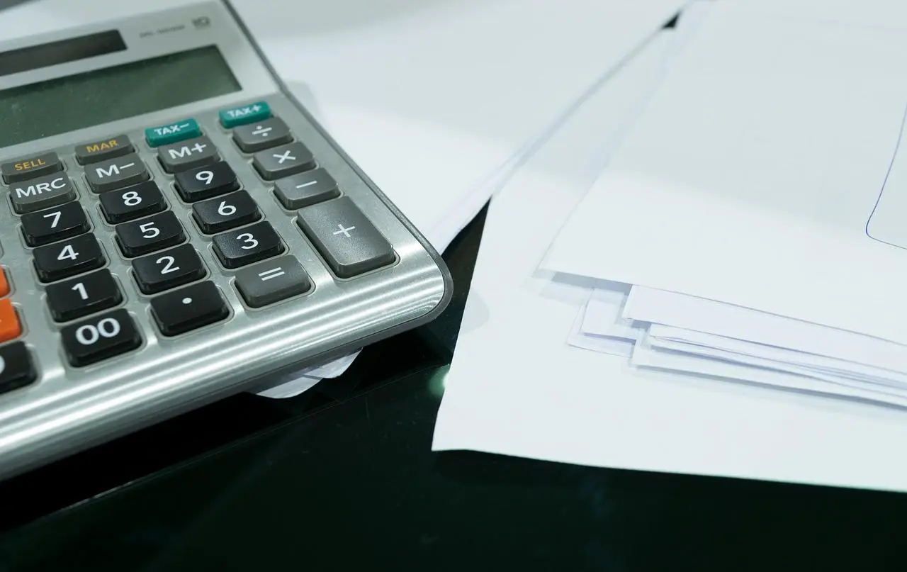 Feuilles de papier et calculatrice - recouvrement des créances clients