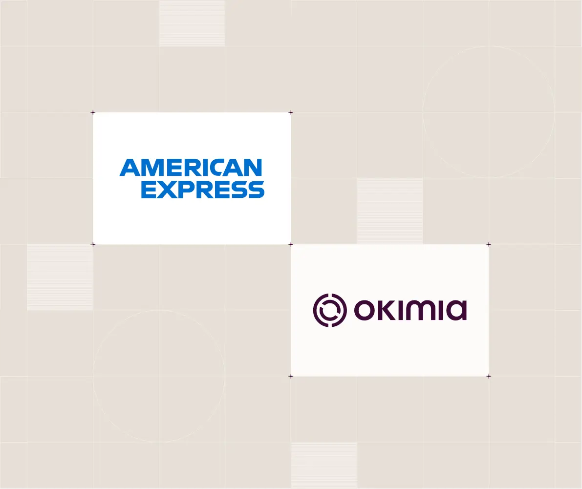 Logos des marques American Express et Okimia sur un fond beige à motifs géométriques.