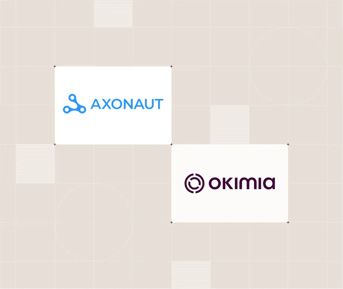 Logos des entreprises Axonaut et Okimia sur fond beige avec motifs géométriques légers.