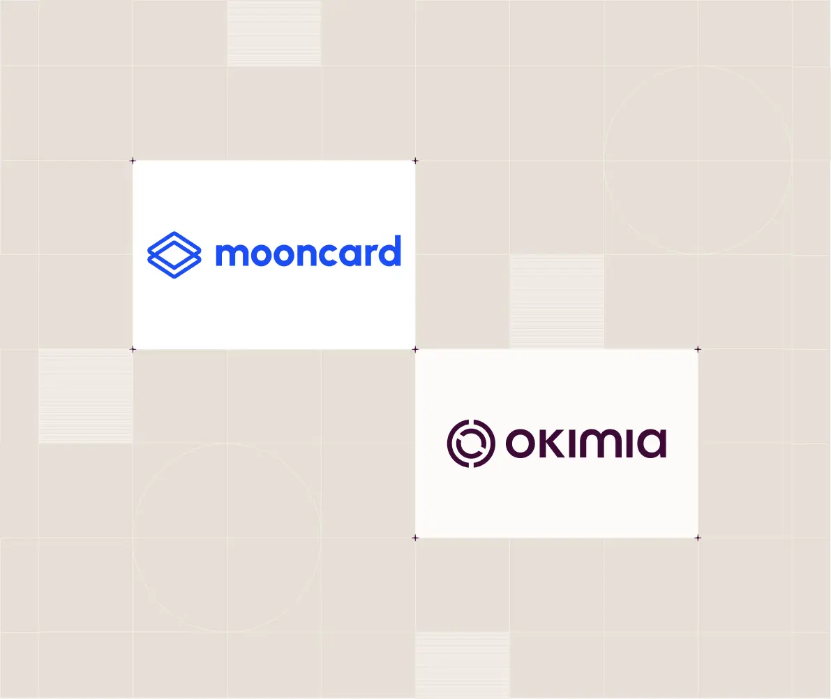 Logos bleus de Mooncard et violets d'Okimia sur fond beige à motifs discrets.
