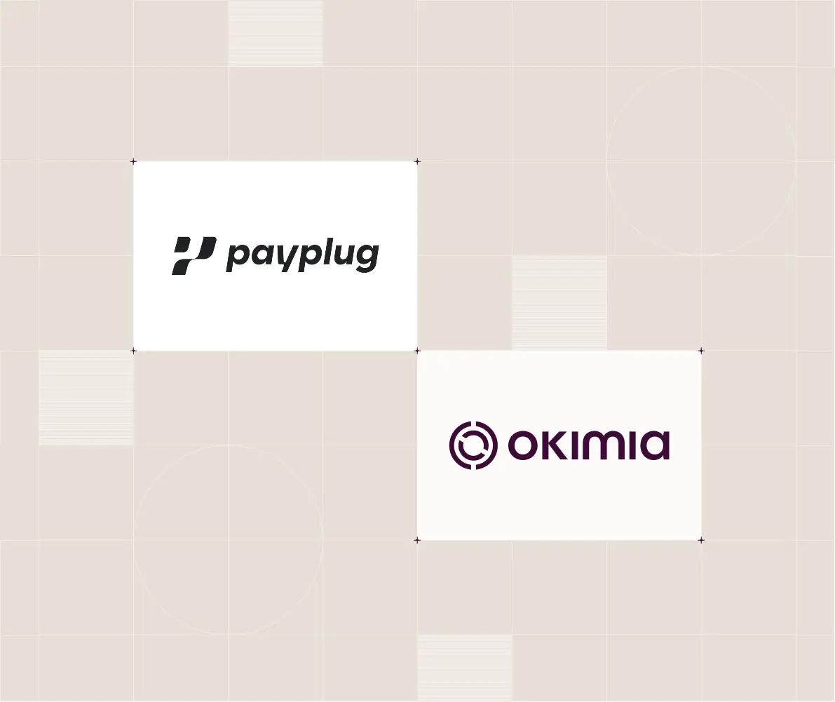 Logos de Payplug et Okimia sur un fond beige avec des motifs géométriques clairs.