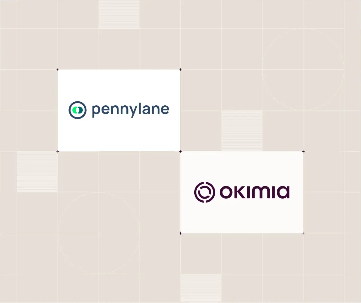 Logos de Pennylane et Okimia sur fond beige avec motif de carré et cercle clair.