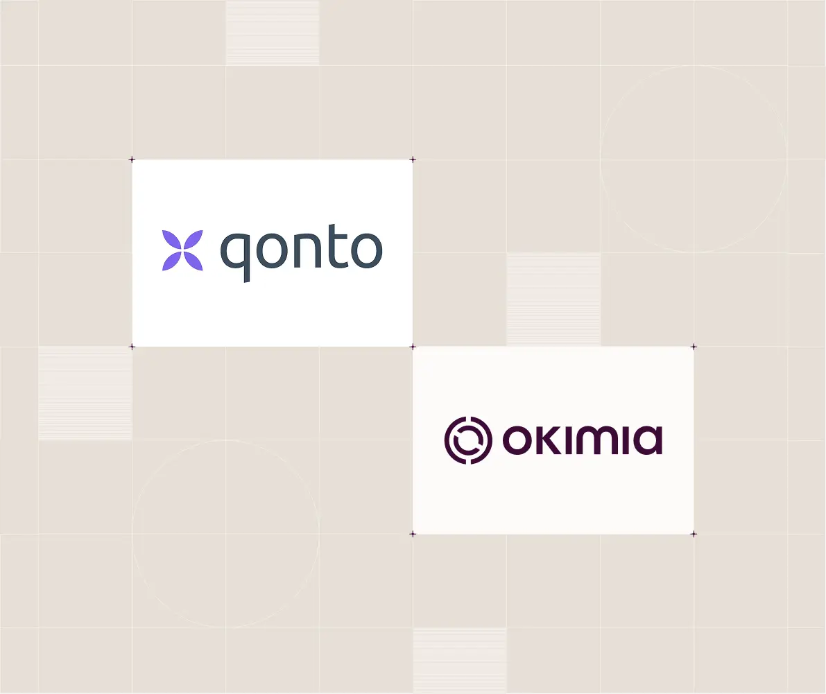 Logos de Qonto et Okimia sur fond beige clair avec motifs géométriques discrets.