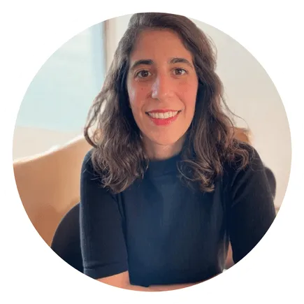 Portrait circulaire d'une femme souriante avec une veste noire et un fond flou.