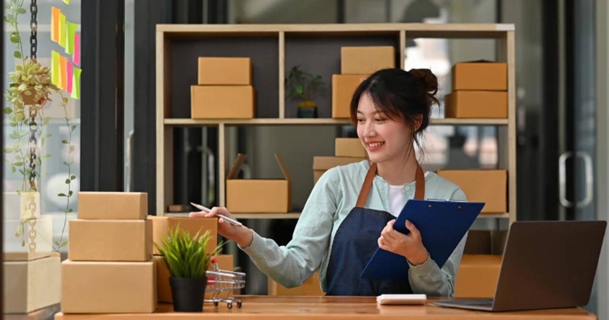 femme dans son commerce
