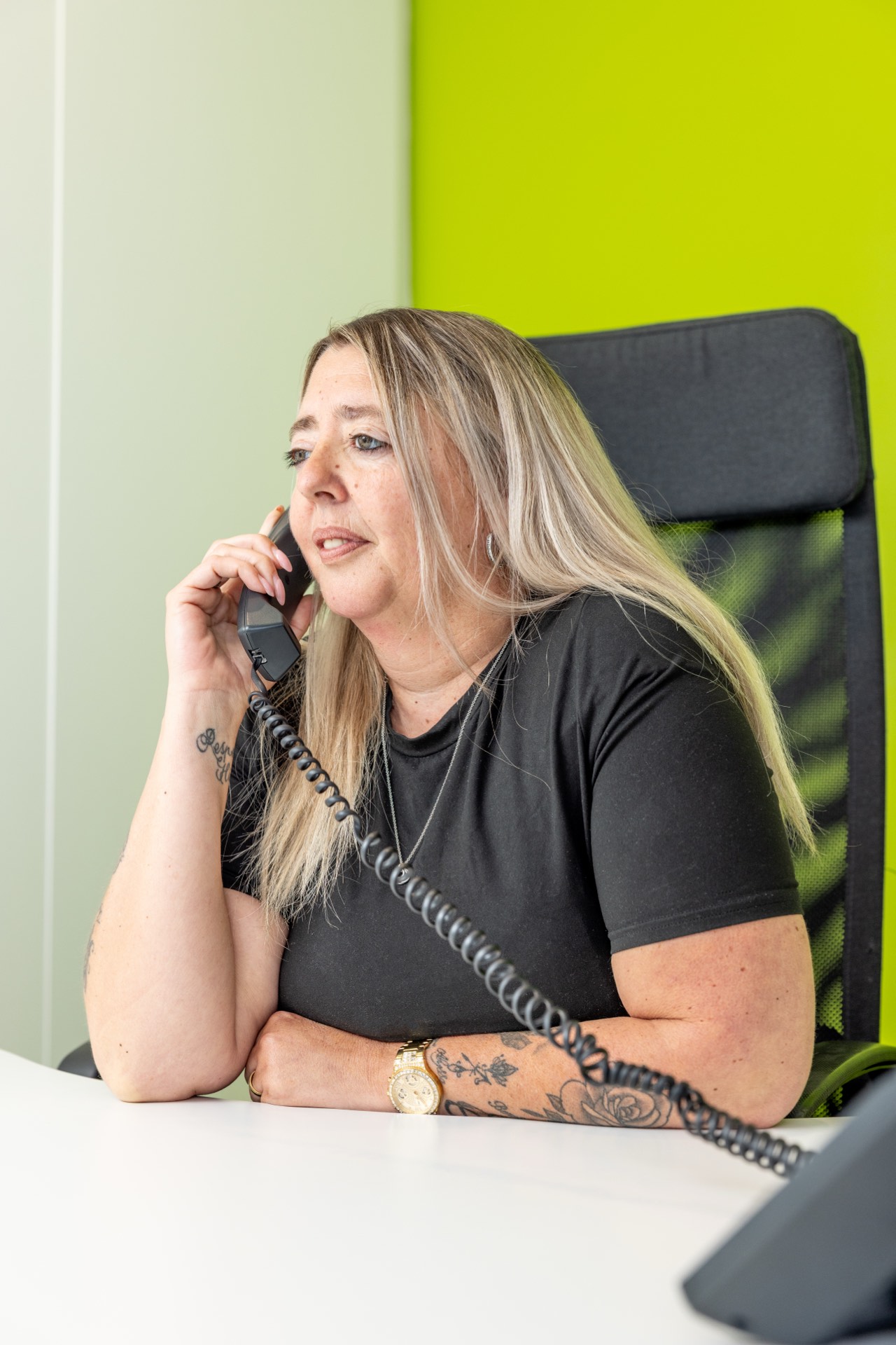 Medewerker van Boekhoudkantoor Vercammen aan de telefoon met een klant