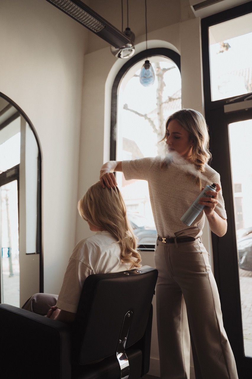 Kapper aan het werk bij Het Haaratelier in Hoorn