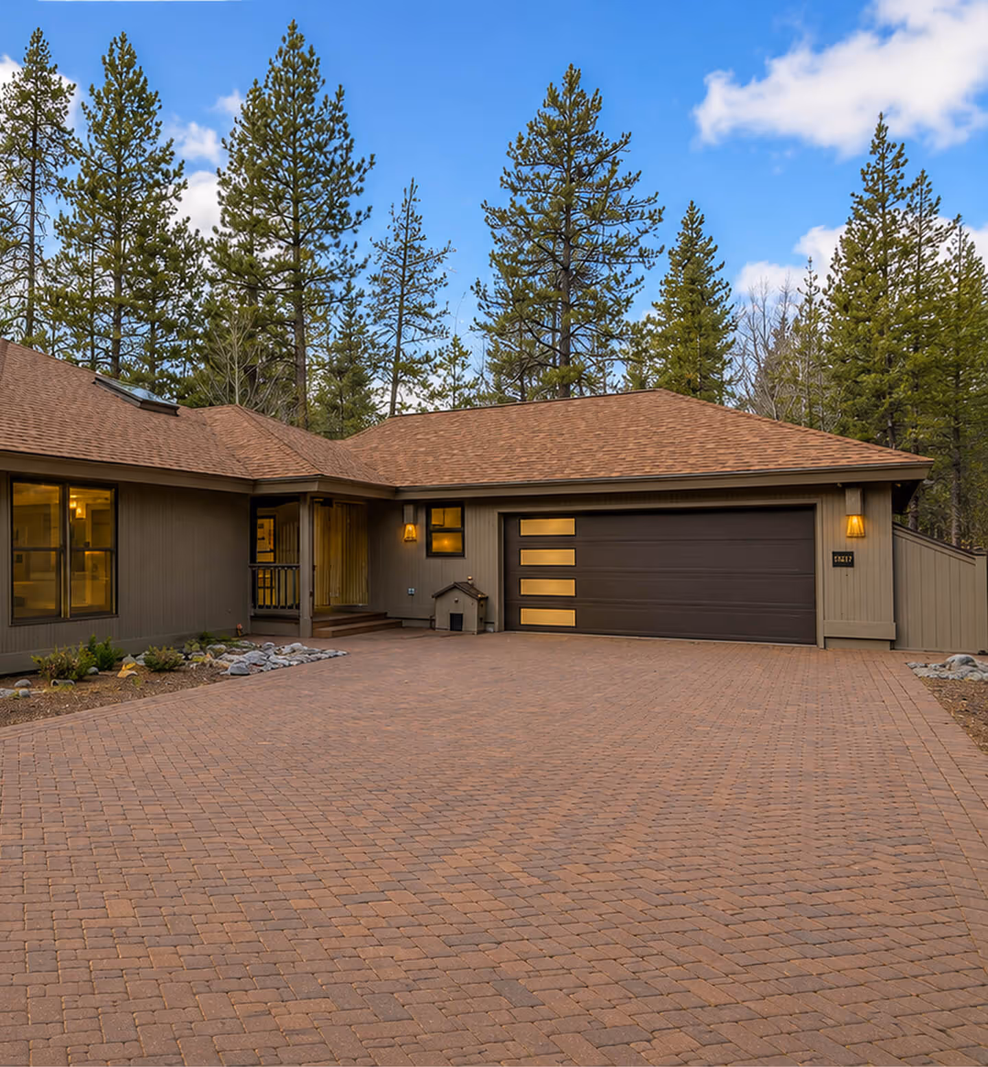 New garage door installation by Cascade Garage Door in Sunriver, Oregon