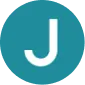 白色大寫字母 J 在藍綠色圓形背景中央。