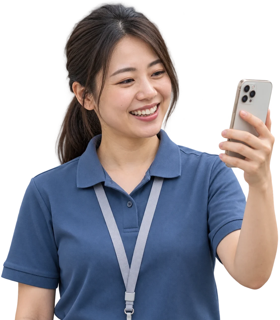 照服員看著手機露出笑容