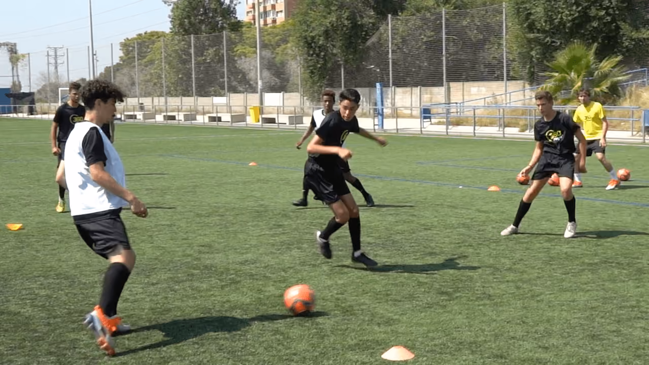 The Definitive Guide To Soccer Rondos (With 7 Proven Drill Variations)