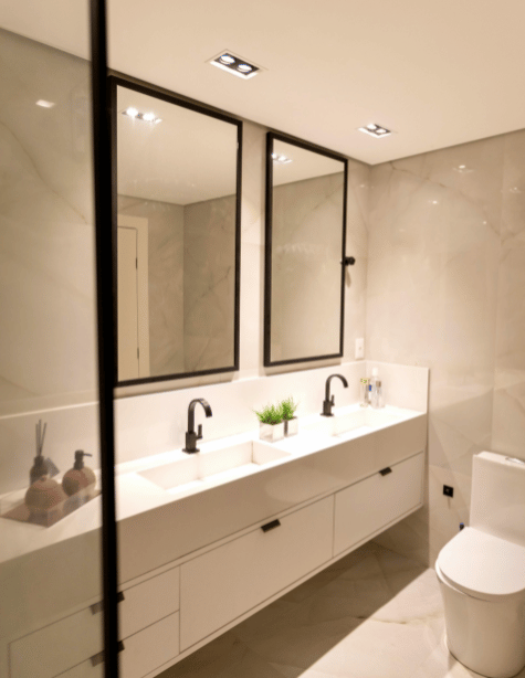 Modernes Bad mit langem Waschtisch, Spiegeln und WC