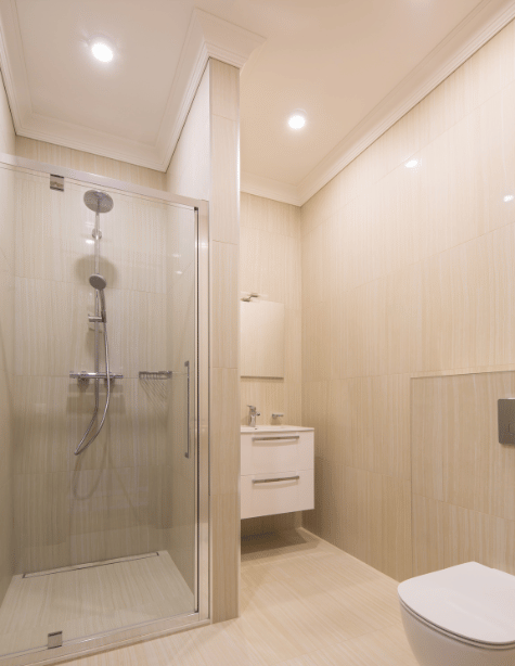 Badezimmer modernisieren in Hamburg mit Dusche, WC und hellen Fliesen