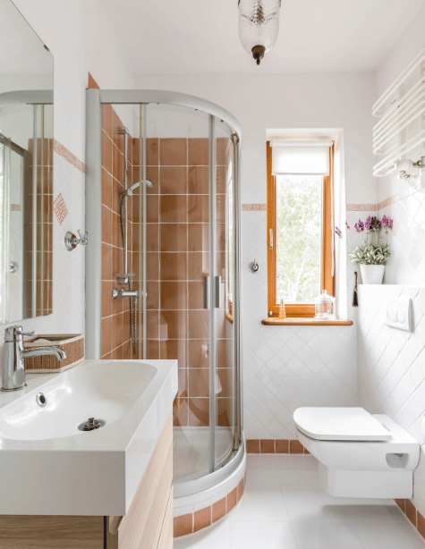 Kleines Bad mit Dusche, Waschbecken und WC