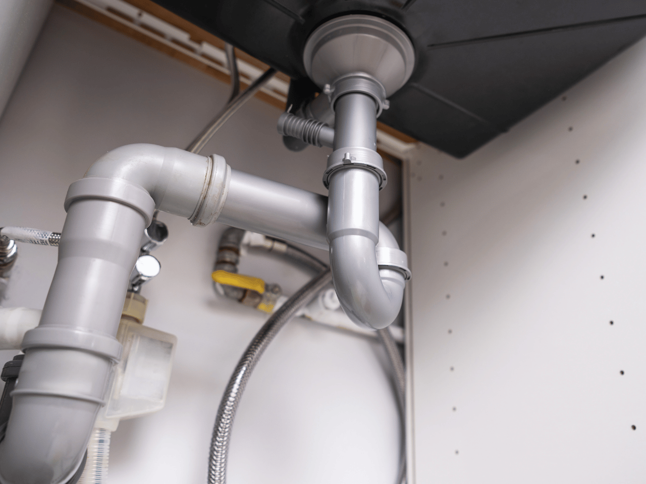 Abflussrohre unter Waschbecken für Sanitärarbeiten in Hamburg